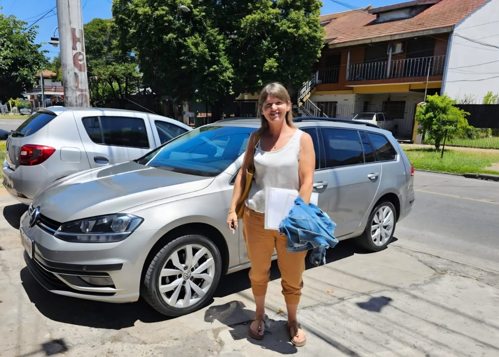 Mujer con Volkswagen Golf