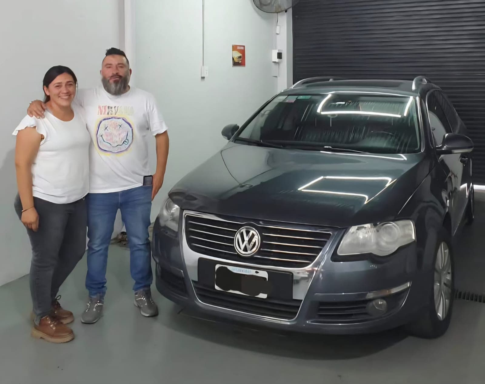 Mujer con Volkswagen SUV